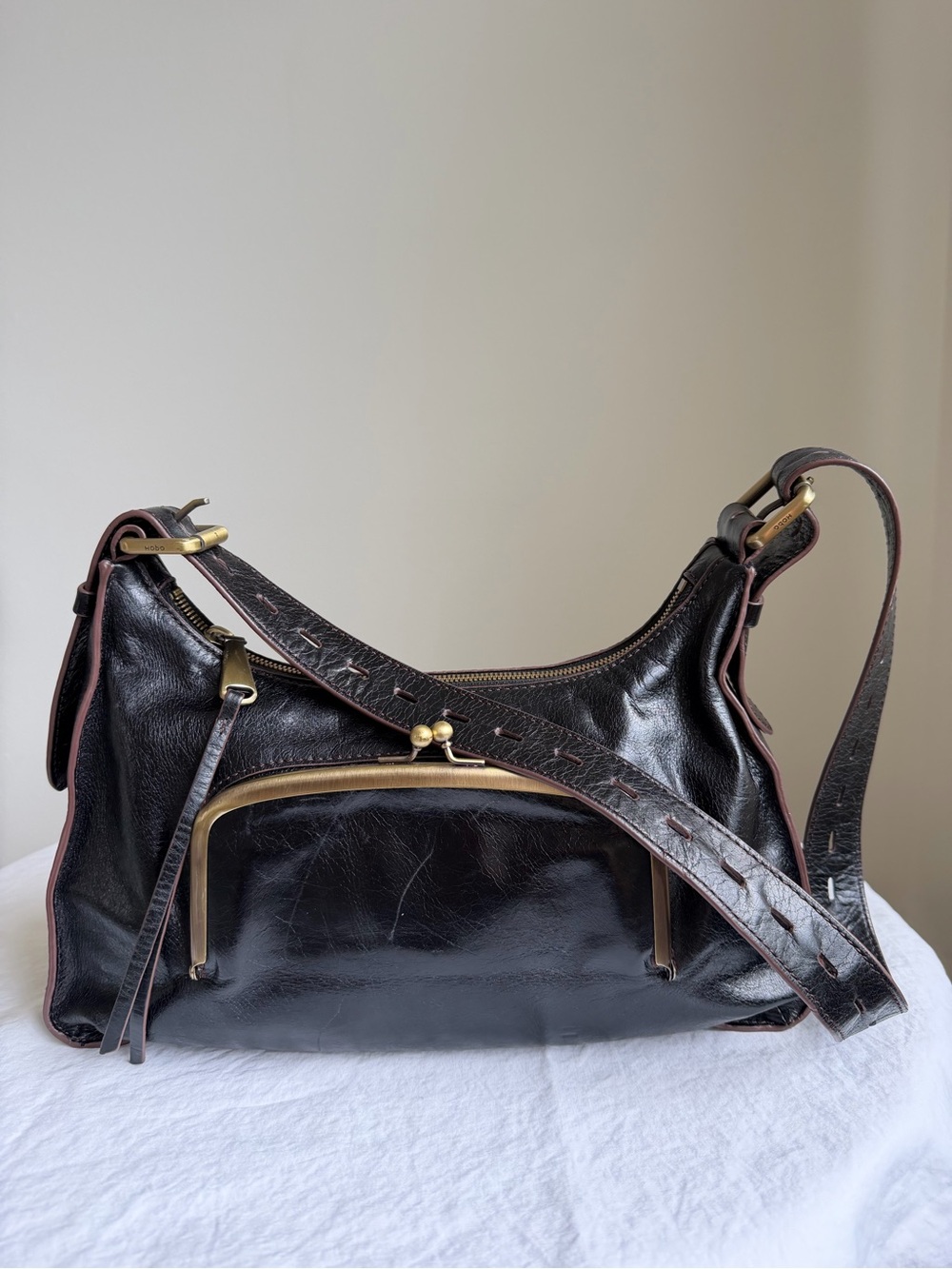 Hobo Original vintage 100% leather bag. Kiss- lock pocket with floral lining